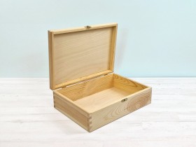 Pine wooden box 34x25x10 cm. with hinge and clasp Ref.DRPZ200