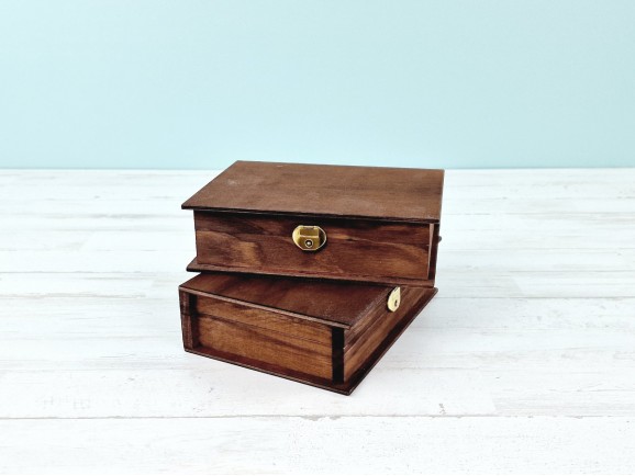 Aged wooden book box 19x13.5x5.5 cm. Ref. P1320A6T