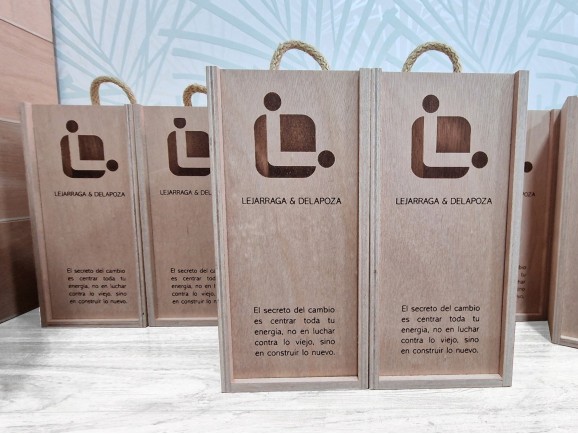 Caja de madera 24,5x11,5x11,5 cm. c/tapa corredera Ref.PC27A