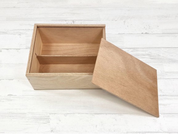 Caja de madera 23x18,5x10 cm. c/tapa corredera y 2 divisiones Ref.PC32G