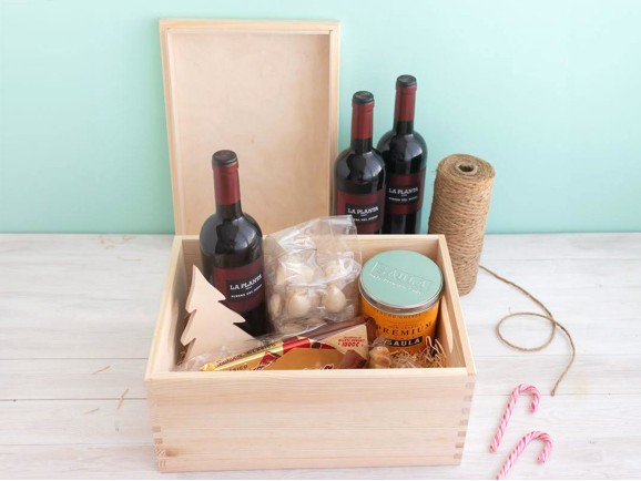 Pine box 35x25x18.5 cm. with lid and handles Ref.DRBOX3