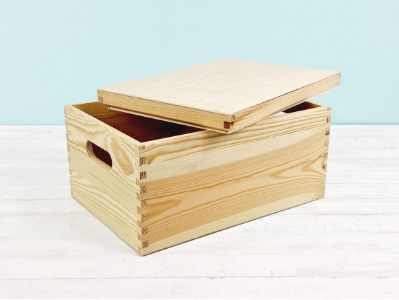 Pine box 35x25x18.5 cm. with lid and handles Ref.DRBOX3