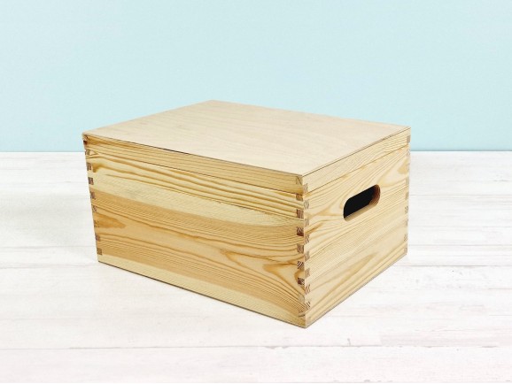Pine box 35x25x18.5 cm. with lid and handles Ref.DRBOX3