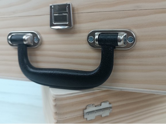 Wooden briefcase box 30x20x10 cm. with black handle Ref.1525
