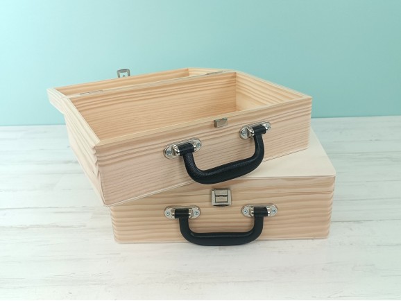 Caja maletín cabás de madera 30x20x10 cm. c/asa negra Ref.1525