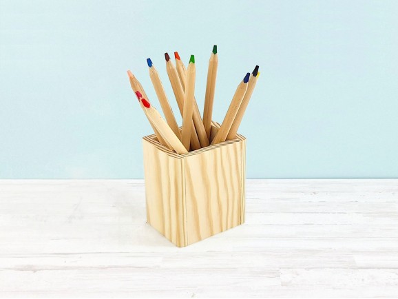 Solid pine pencil holder 9x7x10 cm. Ref. CR126