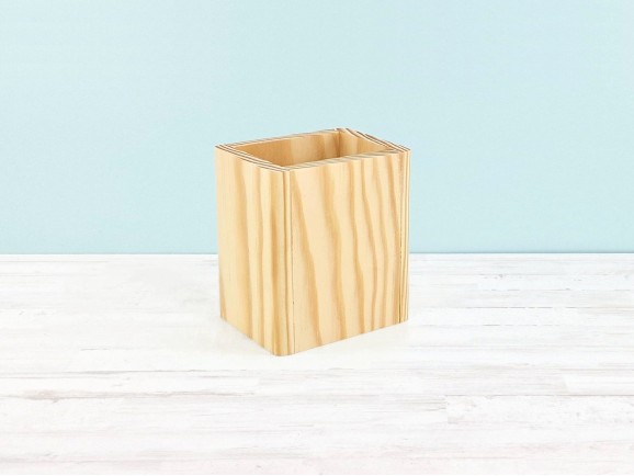 Solid pine pencil holder 9x7x10 cm. Ref. CR126
