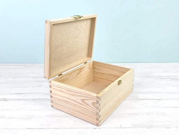 Pine wood box 28x21x13 cm. with hinge and clasp Ref. DRSBOX1