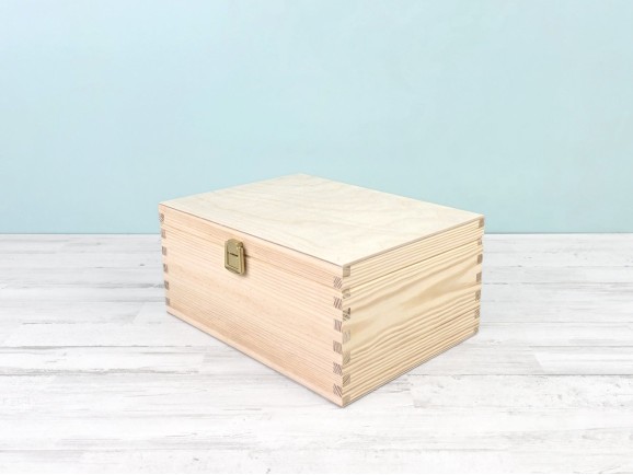 Pine wood box 28x21x13 cm. with hinge and clasp Ref. DRSBOX1