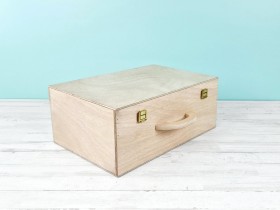 Caja maleta de madera 38,5x26,5x16 cm. c/asa de madera Ref.PCM55