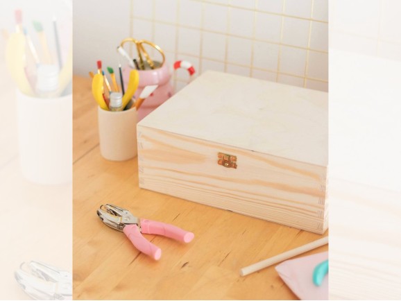 Caja de madera pino 34x25x10 cm. c/bisagra y broche Ref.DRPZ200