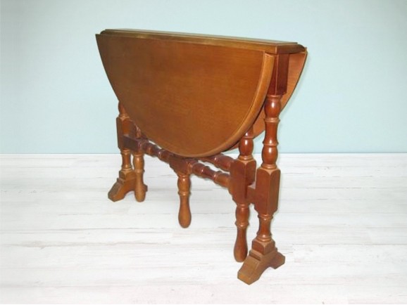 Mesa auxiliar plegable con patas torneadas Ref.1381