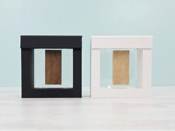 Pack caja marco flotante + PenDrive clásico Ref.PackLD48CL