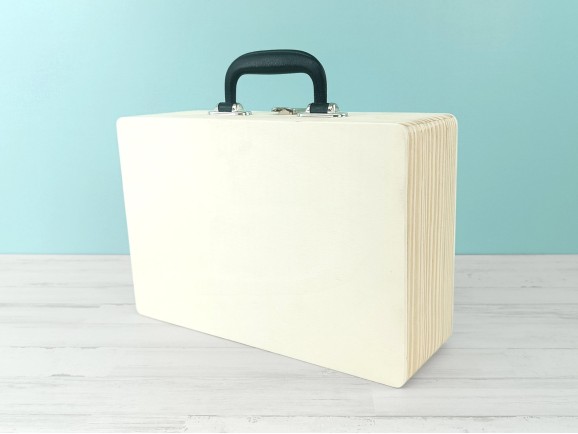 Caja maletín cabás de madera 30x20x10 cm. c/asa negra Ref.1525