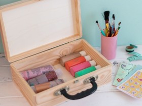 Wooden briefcase box 30x20x10 cm. with black handle Ref.1525