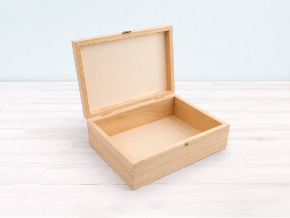 Caja de madera pino 26,5x20,5x9 cm. c/bisagra y broche Ref.P00CL2