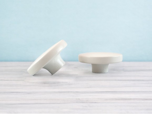 White round handle Ø5 cm. with nut Ref.25
