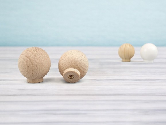 Pine and beech ball handle Ø3 cm. with nut Ref.3