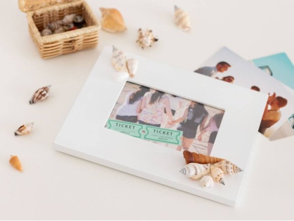 White wooden photo frame for 10x15 cm photos with glass. Ref.PM4P