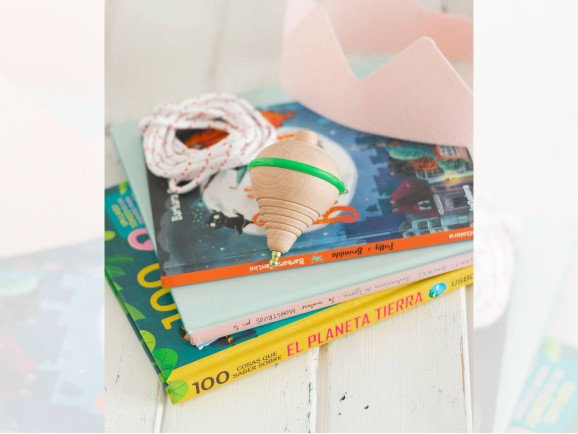 Peonza de madera con aro de color Ref.CCTM4002