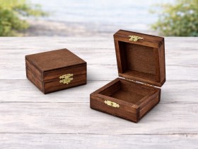 Caja de madera envejecida 8x8x4 cm. c/broche Ref.C1P1F