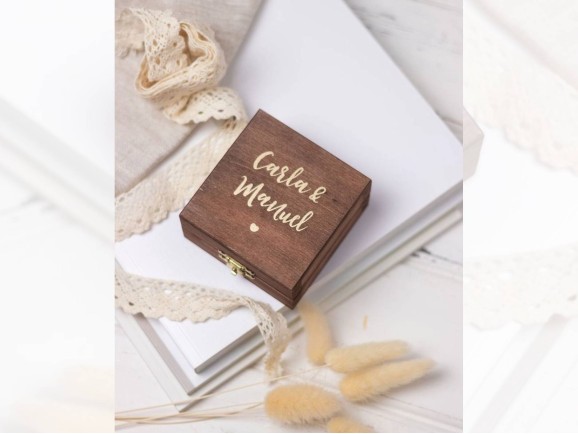 Aged wooden box 8x8x4 cm. with brooch Ref.C1P1F