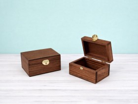 Aged wooden box 12x8x6.5 cm. with brooch Ref.PC1FP