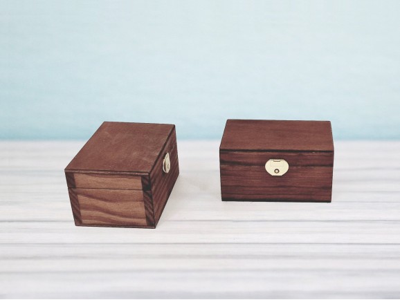 Caja de madera envejecida 12x8x6,5 cm. c/broche Ref.PC1FP