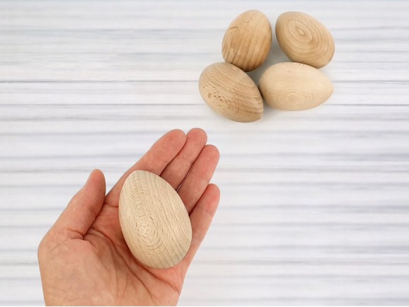 Wooden egg Ø4x6.5 cm. Ref CCU10