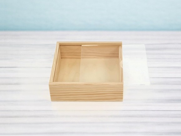 Wooden box 17.5x17.5x5.5 cm. with methacrylate lid Ref.P00C3M