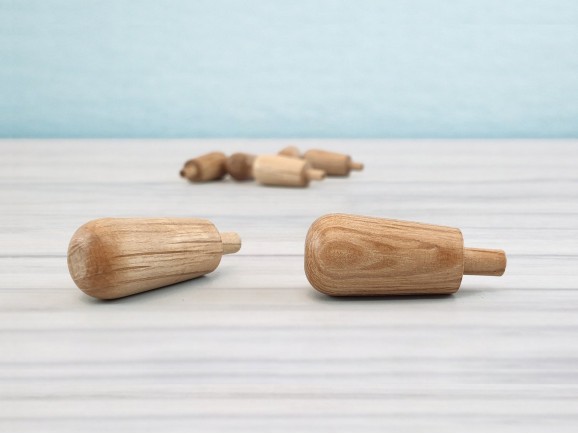 Small oak acorn handle with spike Ref.H4