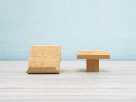 Square pine knob handle with 4 cm recess. Ref.20