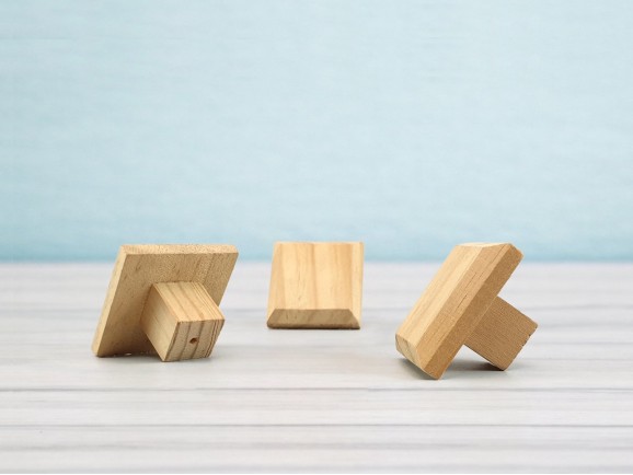 Square pine knob handle with 4 cm recess. Ref.20