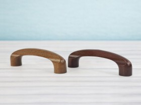 Varnished handle handle 9.5 cm. with nuts Ref.56A