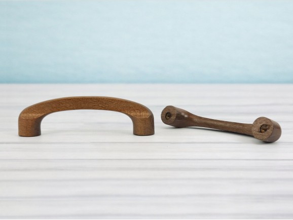 Varnished handle handle 9.5 cm. with nuts Ref.56A