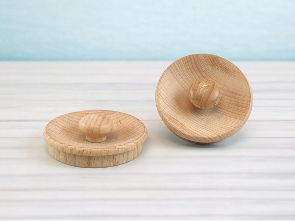 Round recessed handle with beech cover Ø6 cm. Ref.80