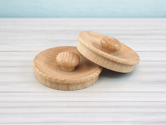 Round recessed handle with beech cover Ø6 cm. Ref.80