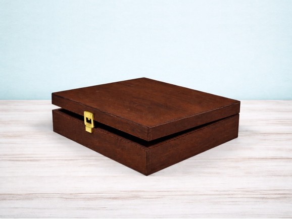 Aged wooden box 26.5x21.5x6 cm. with hinge and clasp Ref.PC95F1C