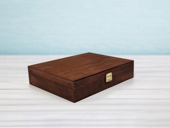 Aged wooden box 26.5x21.5x6 cm. with hinge and clasp Ref.PC95F1C