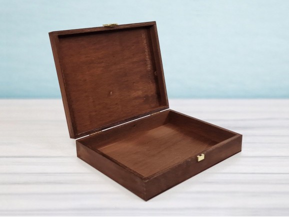 Aged wooden box 26.5x21.5x6 cm. with hinge and clasp Ref.PC95F1C