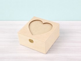 Caja de madera Corazón 15x15x8 cm. c/bisagra y broche Ref.PCC47