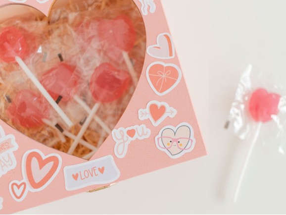 Caja de madera Corazón 15x15x8 cm. c/bisagra y broche Ref.PCC47