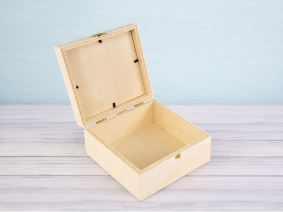 Caja de madera Corazón 15x15x8 cm. c/bisagra y broche Ref.PCC47