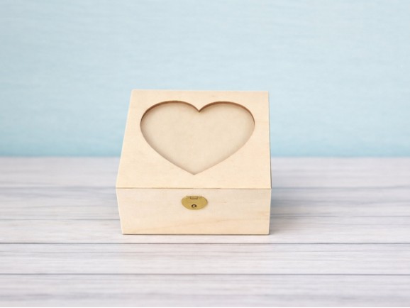 Caja de madera Corazón 15x15x8 cm. c/bisagra y broche Ref.PCC47
