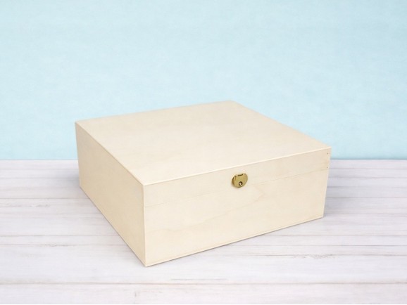 Wooden box 33x33x15 cm. with hinge and clasp Ref.P53C54