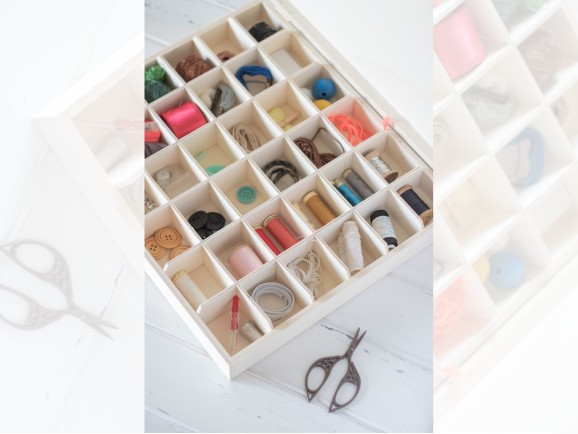 Wooden box 40x33x6 cm. with 36 interior divisions Ref.1557