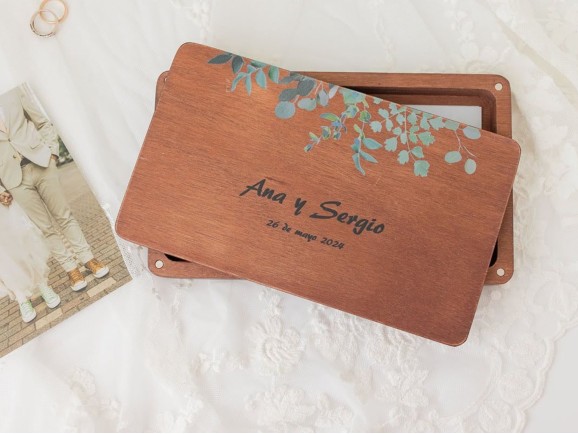 Varnished wooden photo box with magnets, 2 sizes. Ref. PCF5V