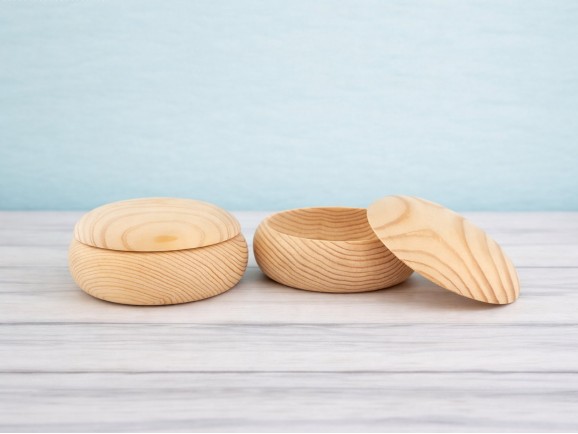 Round pine box Ø13.5x6 cm. with shape and lid Ref.AR7235