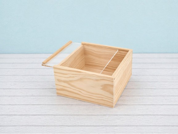 Caja de madera pino 22x22x12 cm. c/tapa metacrilato Marco Ref.99M