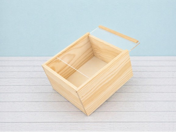 Caja de madera pino 22x22x12 cm. c/tapa metacrilato Marco Ref.99M